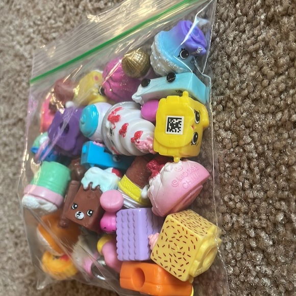 BAG FULL OF SHOPKINS! - Picture 4 of 4